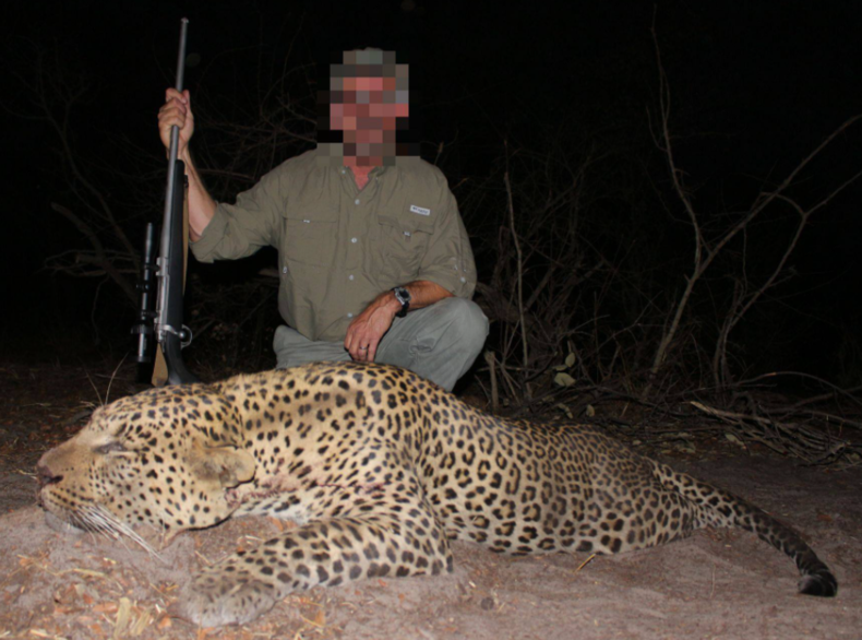 야생동물을 사냥한 후 기념사진을 촬영한 트로피 헌터(사진=Ndumo Hunting Safaris Facebook)
