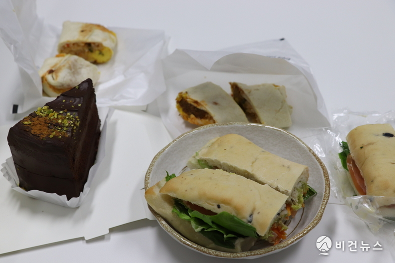 비건뉴스가 스타벅스 비건 신메뉴 중 3종을 구매해 직접 맛봤다. (사진=서인홍 기자)