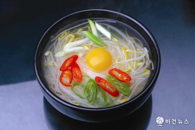 일반적인 콩나물국밥은 육수로 끓여내 달걀을 얹기 때문에 비건의 섭취가 제한된다. (사진=이미지투데이)
