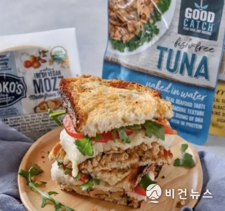 생선 없는 참치로 만든 샌드위치 (사진=굿캐치푸드)