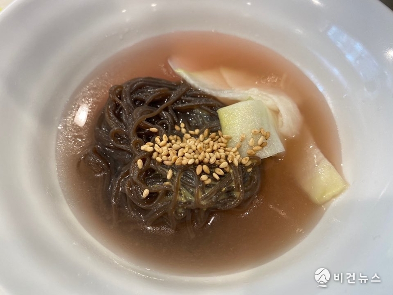 채수를 사용한 냉면. 새콤시원한 맛이 일품이다. (사진=서인홍 기자)