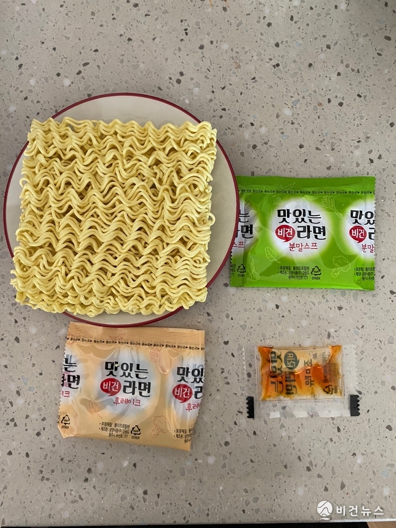 삼양식품 '맛잇는라면 비건' 구성품. 순식물성 원료로만 이뤄져 있어 비건식품이 맞다. (사진=홍다연 기자)