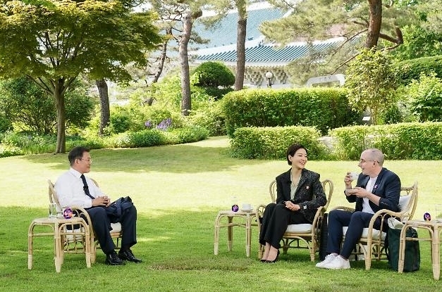 문재인 대통령이 배우 박진희, 방송인 타일러 라쉬와 P4G 정상회의 특별 대담을 하고 있다. (사진=청와대)