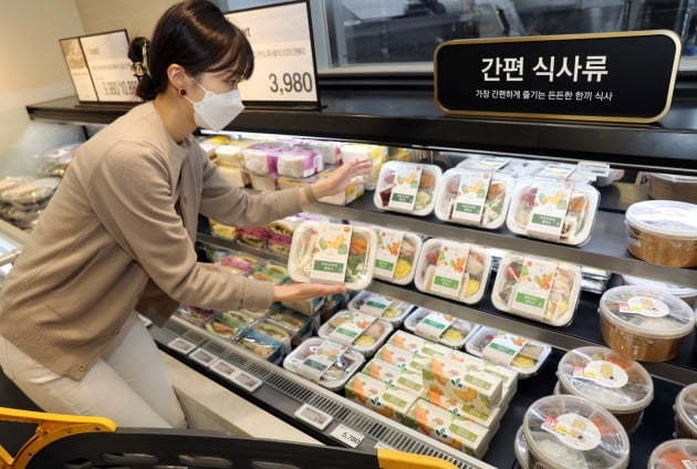이마트 매장에서 고객이 '오늘채식' 상품을 고르고 있다. (사진=이마트 제공)