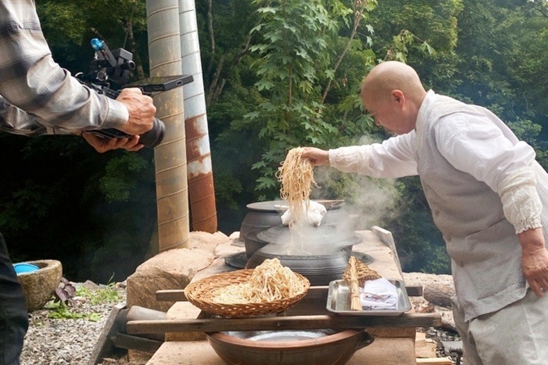 식물성 지향 요리 시연을 보이고 있는 백양사 정관스님. (사진= 풀무원 제공)