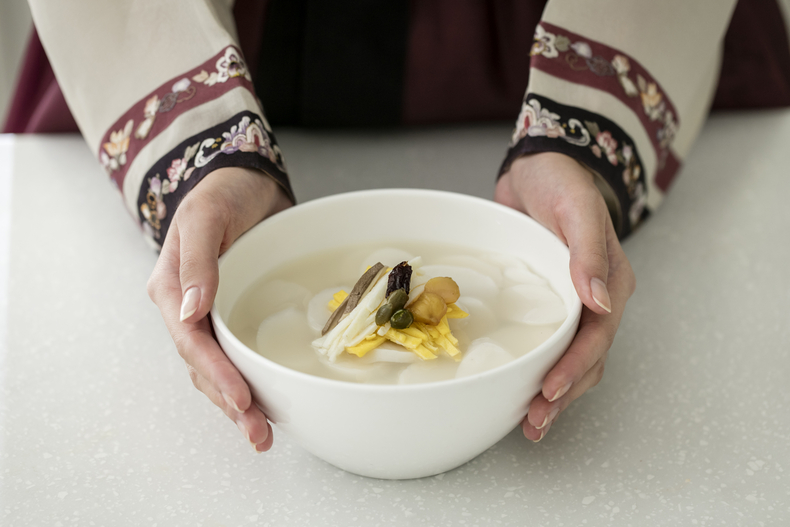 떡국은 새해에 먹는 전통음식으로 가래떡을 썰어서 육수로 맛을 낸 맑은 장국에 넣고 끓여 만든다. (사진=이미지투데이)