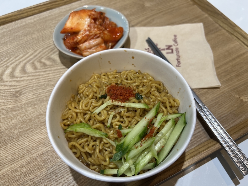 카페테리아에서 판매한 넥스트밀 비건 쌀 짜장면. (사진=김민영 기자)