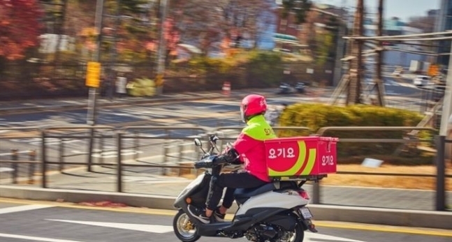 요기요 라이더가 오토바이를 타고 이동을 하고 있다. (사진=요기요 홈페이지 갈무리)