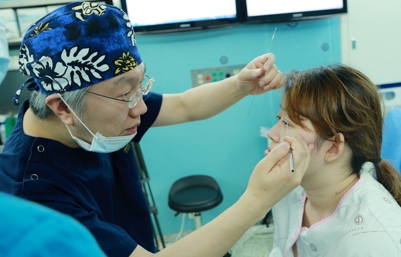 한 여성이 상안검수술 디자인 계측을 받고 있다. (사진=신데렐라성형외과 제공)