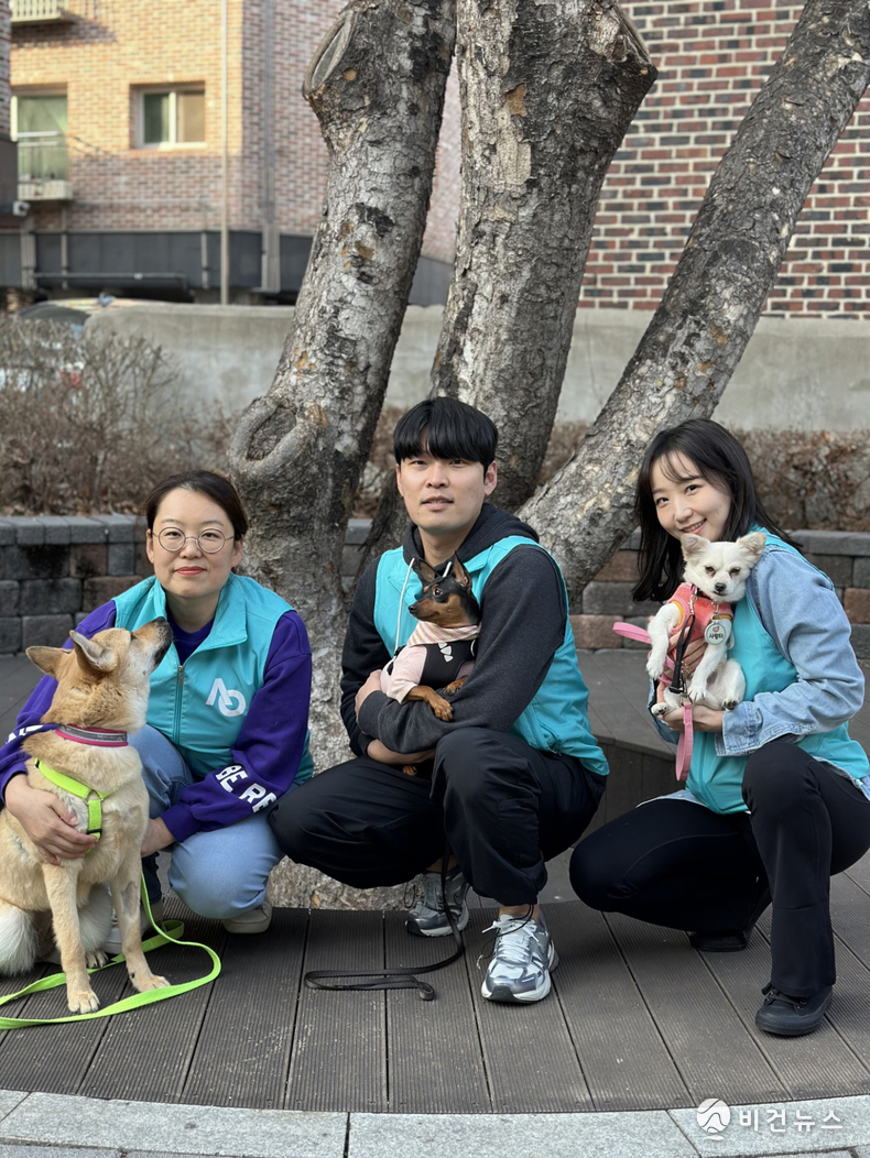 15일 인천시 소재 유기견 보호소 '행복한 유기견 세상'에서 봉사활동을 진행한 에어서울 임직원들이 기념 촬영을 하고 있다. (사진=에어서울 제공)