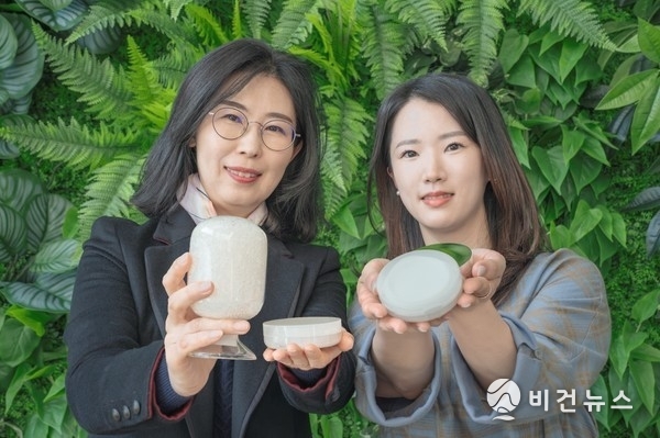 LG화학의 연구·마케팅 담당자가 CO2 플라스틱으로 만든 화장품 용기를 들고 있다. (사진=LG화학 제공)