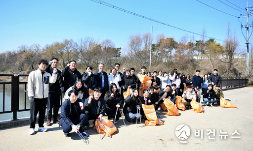 킨텍스 임직원 한류천 환경 정화 활동. (사진=킨텍스 제공)