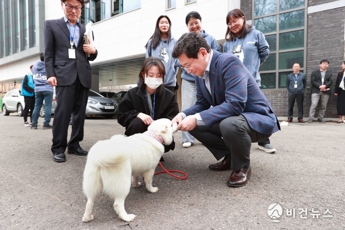지난 8일 용인특례시 동물보호센터에서 열린 '제5회 반려동물의 날' 기념행사에 참석한 이상일(우측) 시장. (사진=용인시 제공)