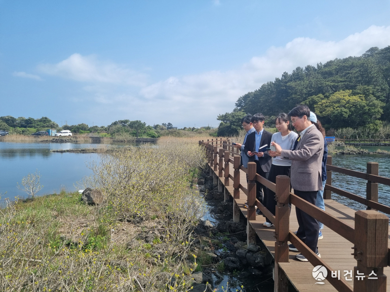 부산도시공사가 지역 기후변화에 대비하기 위해 제주도 식생조사를 실시하고 있다. (사진=부산도시공사 제공)