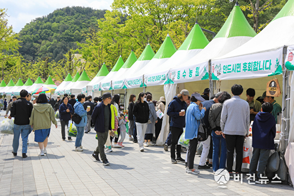 지난해 4월 용문산 관광단지에서 열린 양평 용문산 산나물축제 현장 에서 방문객들이 산나물을 구경하고 있다. (사진=양평군 제공)