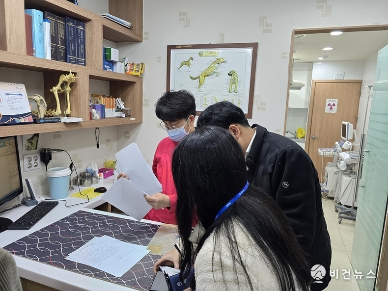 경남도 단속반이 한 동물병원에서 의약품 구매내역을 점검하고 있다. (사진=경남도 제공)