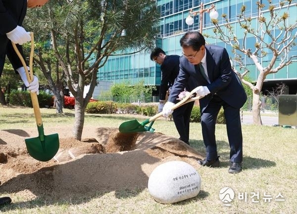 국회 탄소중립 실천 나무 식수 모습. (사진=국회사무처 제공)
