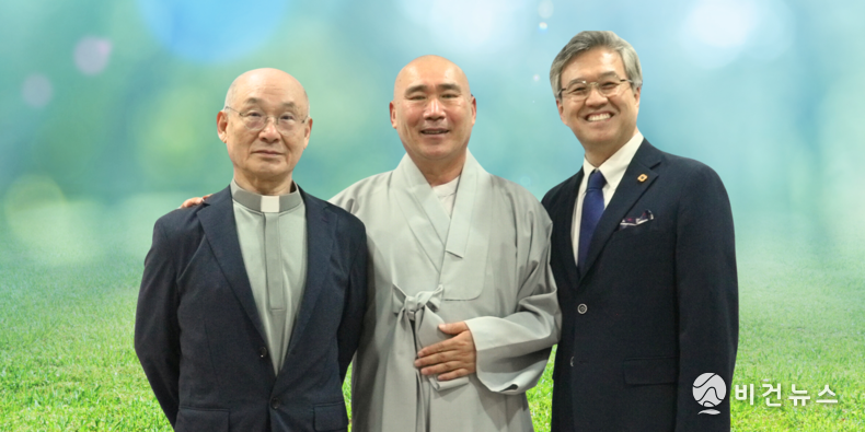 왼쪽부터 윤종모 주교, 마가스님, 권수영 교수. (사진=힐링필링 제공)