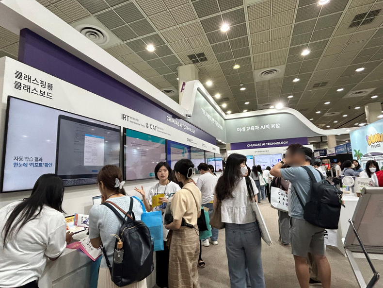 2024 에듀플러스위크 교육박람회 천재교과서 부스/ 많은 참관객들의 방문이 이어져 천재교과서 부스 근무자들이 다양한 AI 기술과 에듀테크 제품을 소개하고 있다.