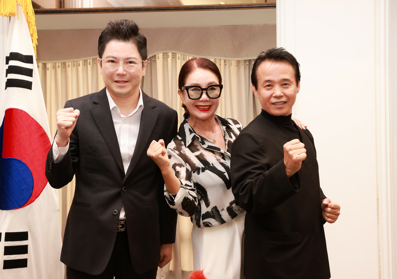 왼쪽부터 영화 "7인의황후" 제작총괄을 맡은 이일섭 STN 방송사 부회장, 영화 주연배우 김청, 영화감독 신철승.