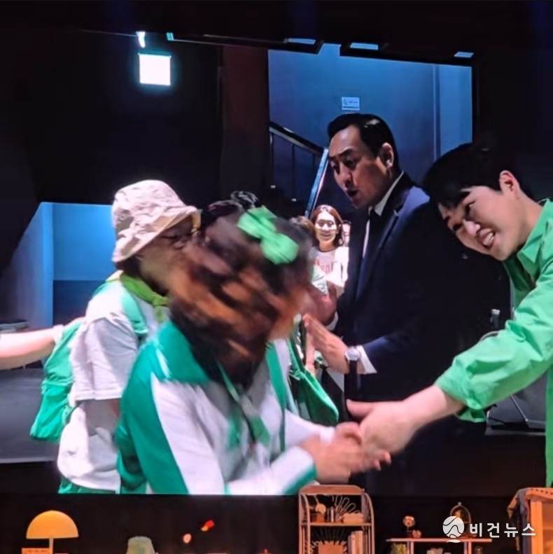팬들과 악수하는 가수 황영웅. (사진=현장취재원)