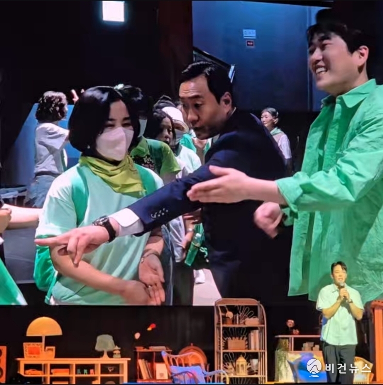 팬들과 일일이 악수 하는 황영웅. (사진=현장 취재원)