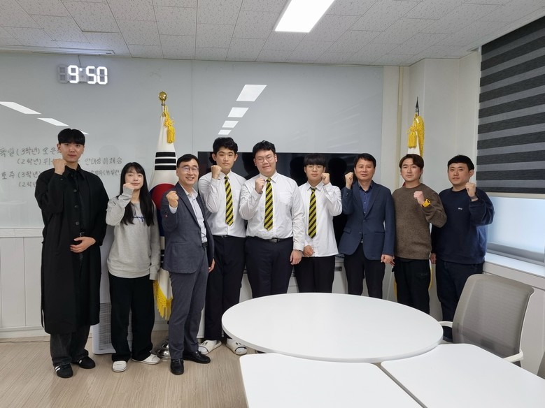 KAI(한국항공우주산업) 채용약정형 현장실습에 최종 합격한 아산스마트팩토리마이스터고 학생 3명이 기념사진을 찍고 있다. (사진=아산스마트팩토리마이스터고 제공)