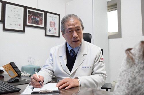 류봉하 명예원장.