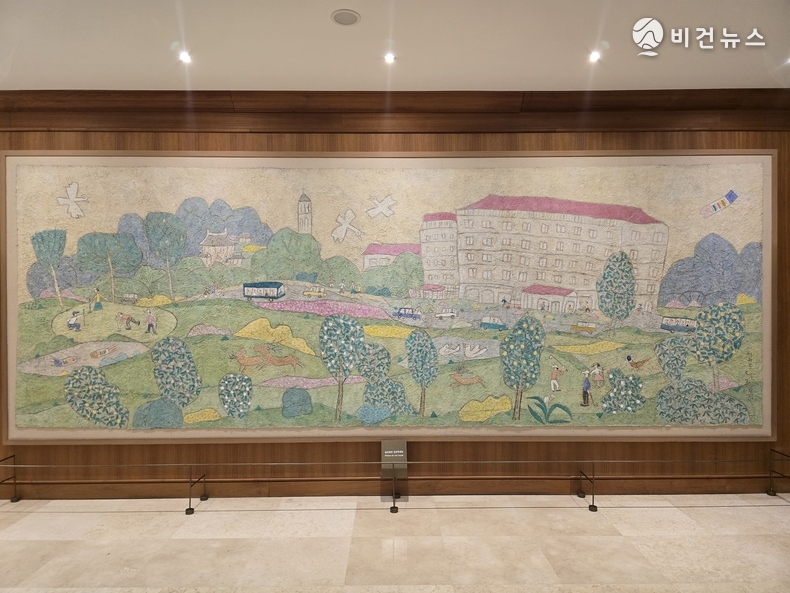 이왈종 화백 '아름다운 MAYFIELD', 장지에 아크릴, 580x200cm, 2004년. (사진=최유리 기자)