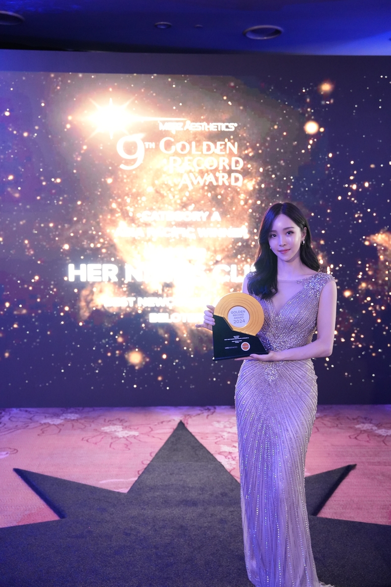 '2024 골든 레코드 어워드' 시상식에서 아시아 1위를 차지한 엄동헌 대표원장이 상패를 들고 기념촬영을 하고 있다. (사진=허니즈의원 제공)