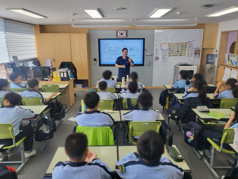 지난 10월 31일 김가람 경희일생한의원 원장이 은석초등학교에서 강연하고 있다.