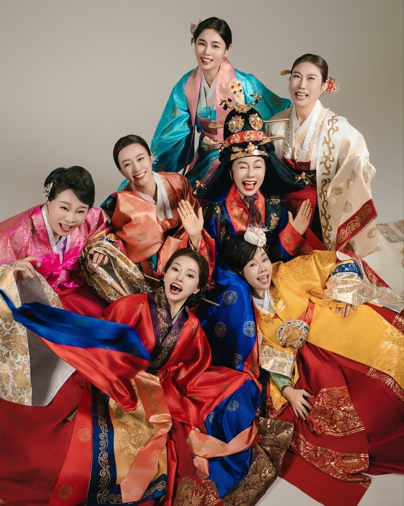 영화 '7인의 황후'의 7명의 주인공이 함께 일산 원온원 스튜디오에서 포스터 촬영을 하고 있다. (사진=원온원 스튜디오 제공)