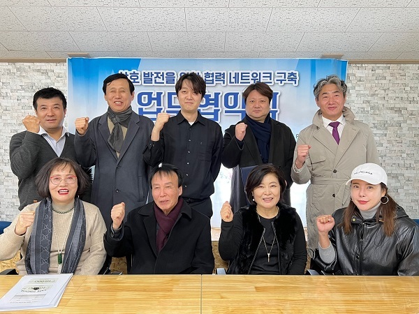 (위쪽 왼쪽부터) PJ클라스 이성주 대표, PJ클라스 김혁식 고문, PJ클라스 김학민 본부장, 카페동네 이상근 대표, 팬텀엑셀러레이터 김세훈 대표 (아래쪽 왼쪽부터) PJ클라스 박미숙 지사장, PJ클라스 이광복 회장, PJ클라스 박현옥 부대표, PJ클라스 김찬주 지사장.