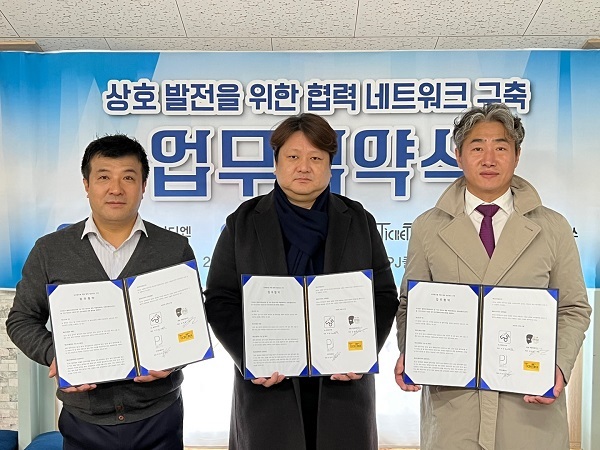 (왼쪽부터) PJ클라쓰 이성주 대표, 카페동네 이상근 대표, 팬텀엑셀러레이터 김세훈 대표 엑셀러레이터.