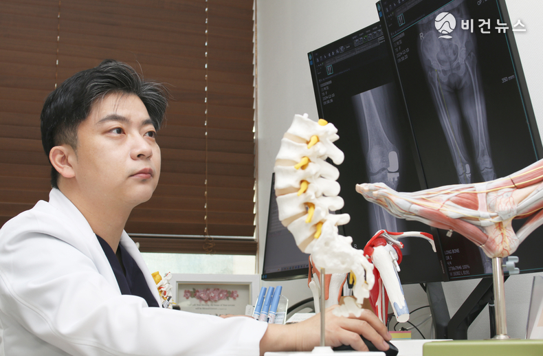 바르다정형외과의 의료진들은 임상 경험이 매우 풍부하다. 수술뿐 아니라 간호사, 물리치료사, 운동치료사들과 함께 치료와 재활을 위한 교육과 연구를 활발하게 하고 최선의 치료를 만들기 위해서 노력하고 있다. 