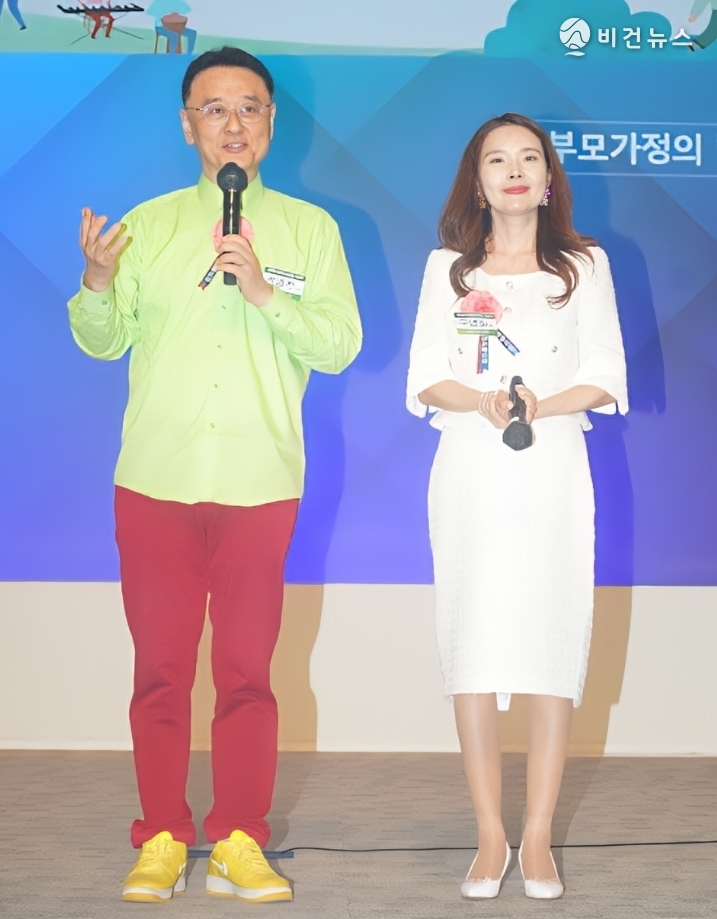 구영화 닥터스심리센터장과 권영찬 교수가 '제18회 한부모가정의날 기념식'에서 공동 MC로 행사를 진행하는 모습. /권영찬닷컴 제공
