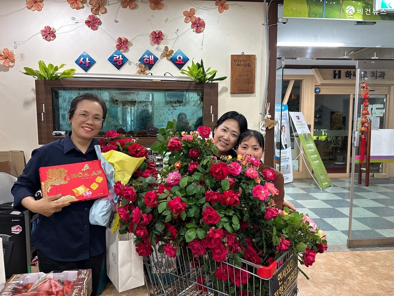 과거 수료생이 직접 키운 장미꽃을 가져와 스승의 날 감사의 마음을 전하고 있다. (사진=국제가정문화원 제공)
