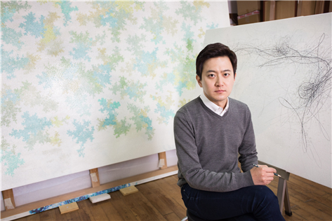 이강욱 작가가 자신의 작업실에서 작품 앞에 앉아 있다. /경주 플레이스씨 제공