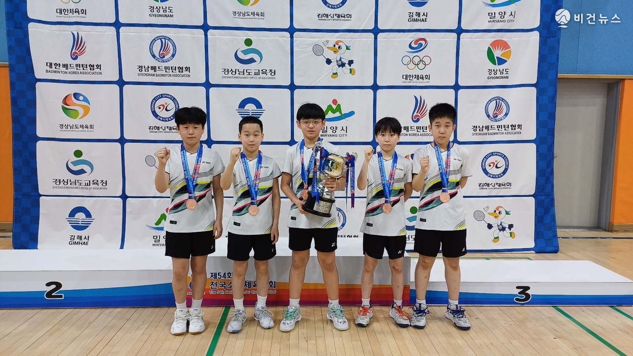 제54회 전국소년체육대회 배드민턴 종목에서 동메달을 획득한 김천부곡초 배드민턴부 선수들이 시상식 후 기념 촬영을 하고 있다. (사진=김천부곡초 제공)