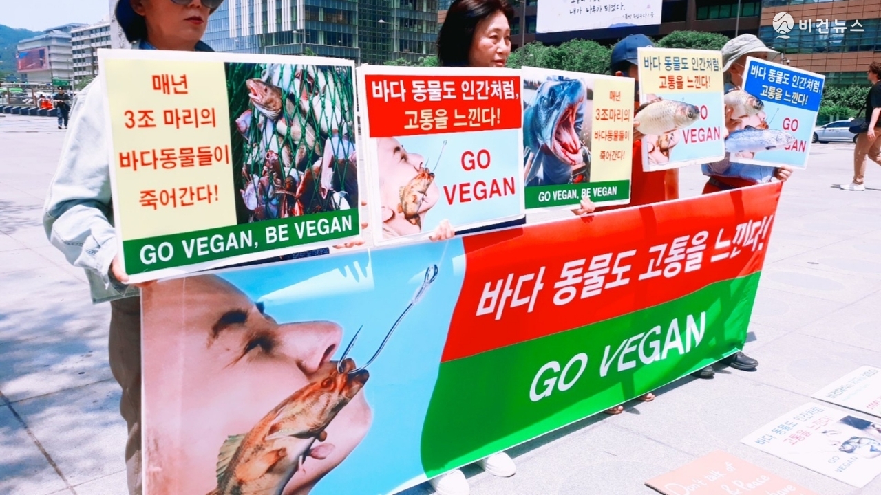 피켓과 현수막으로 비건 채식을 촉구하는 참가자들. (사진=한국채식연합 제공)