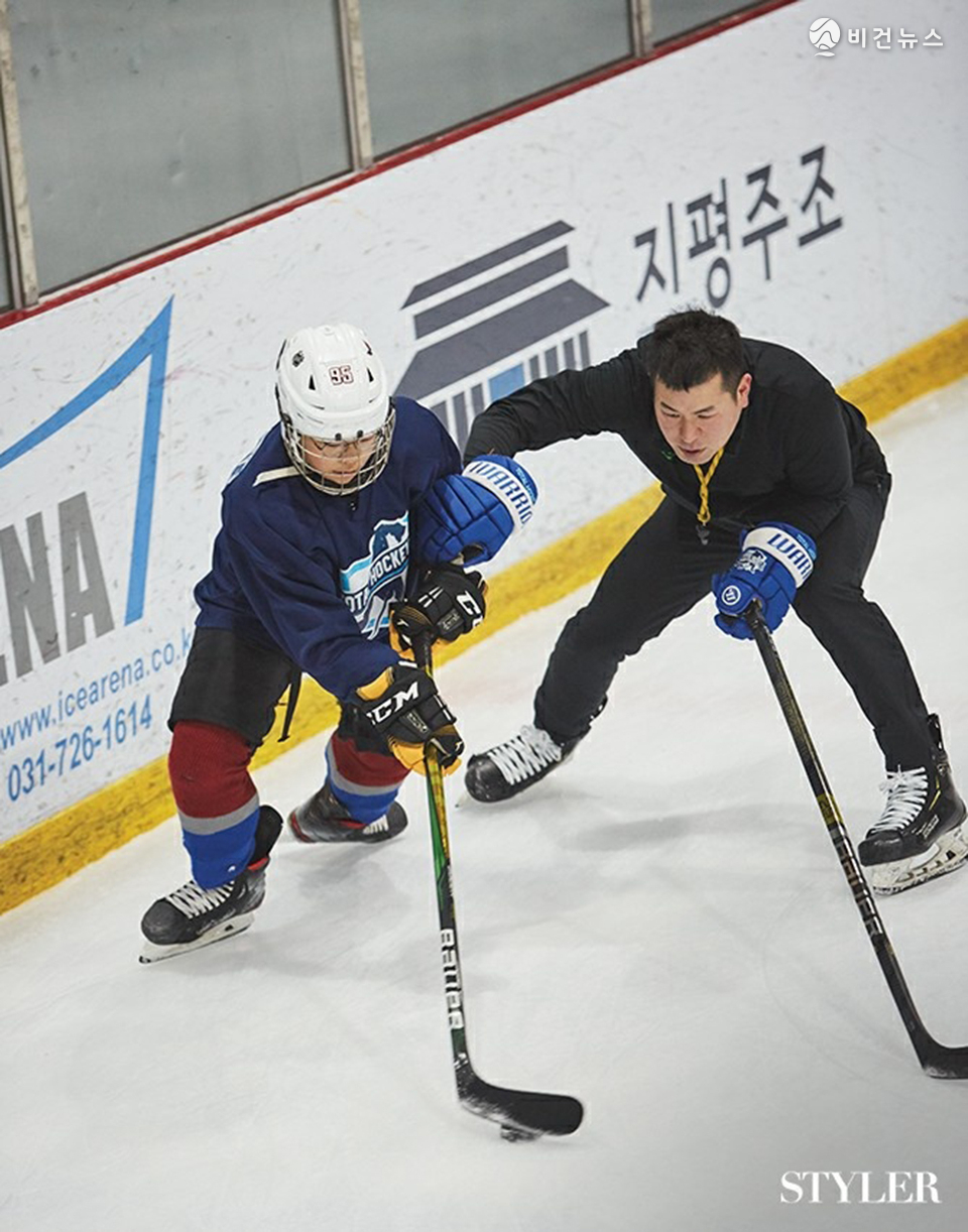 이권재 ㈜토탈하키제이 대표가 중학교 엘리트 아이스하키 선수를 대상으로 개인 레슨을 진행하고 있다.