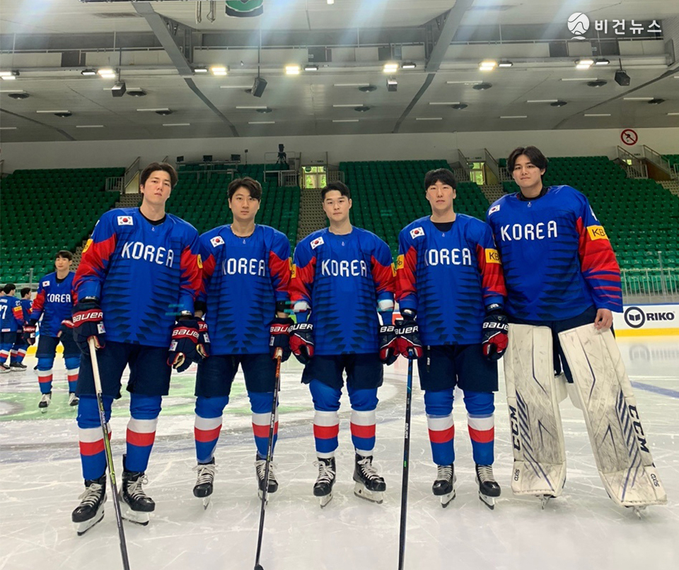 토탈하키제이 이권재 대표의 제자들이 대한민국 아이스하키 국가대표팀 유니폼을 착용한 채 단체사진을 촬영하고 있다.