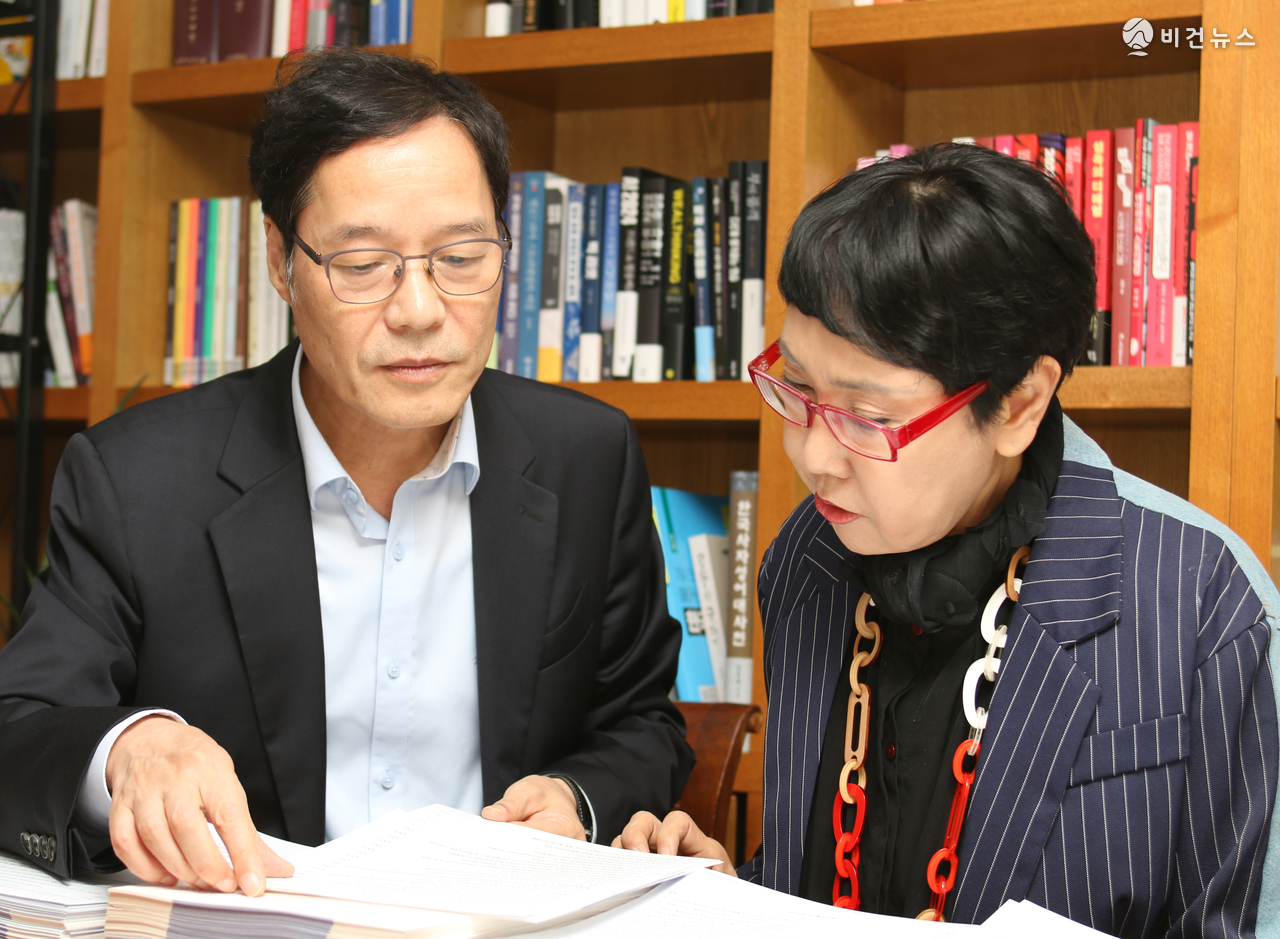조이향 ㈜한국융합콘텐츠컴퍼니 대표는 『2025 세상을 움직이는 리더십 ‘선한 영향력’ 12인 선정 』으로 ①연예인 1호 상담심리학 박사이자 권영찬 교수를, 두 번째 주자로 한신대학교 죽음교육연구소 임병식 교수를, 세 번째 주자로 한국싸나톨로지협회 신경원 회장을, 네 번째 주자로 서초교회 최재성 목사를, 다섯 번째 주자로 이승면 PD를 여섯 번째 주자로 이대영 중앙대학교 예술대학원장을 만났다. 조 대표는 본지 편집위원 및 객원기자 / 미국 오이코스 경영대학원 웰라이프 경영 주임교수 / 국제대학교 엔터테인먼트학부 겸임교수 / 안양시 안양문화원 홍보대사 및 문화예술전문위원 / 평창동계올림픽 성공 기원 국제문화예술비엔날레 총괄 기획 / 아시아평화민속예술제 무용 부분 총괄 기획 / 평창군 산림자원 스토리텔링 문화관광 융복합 콘텐츠 총괄기획 / 기업, 문화, 예술, 교육 기획 · 자문 약 1,000회를 진행했다.