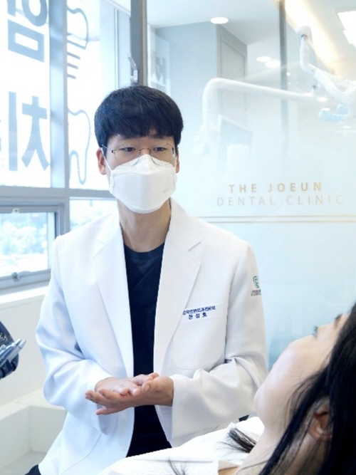 문성호 원장이 환자와 상담 중인 모습. (사진=강창더좋은치과 제공)