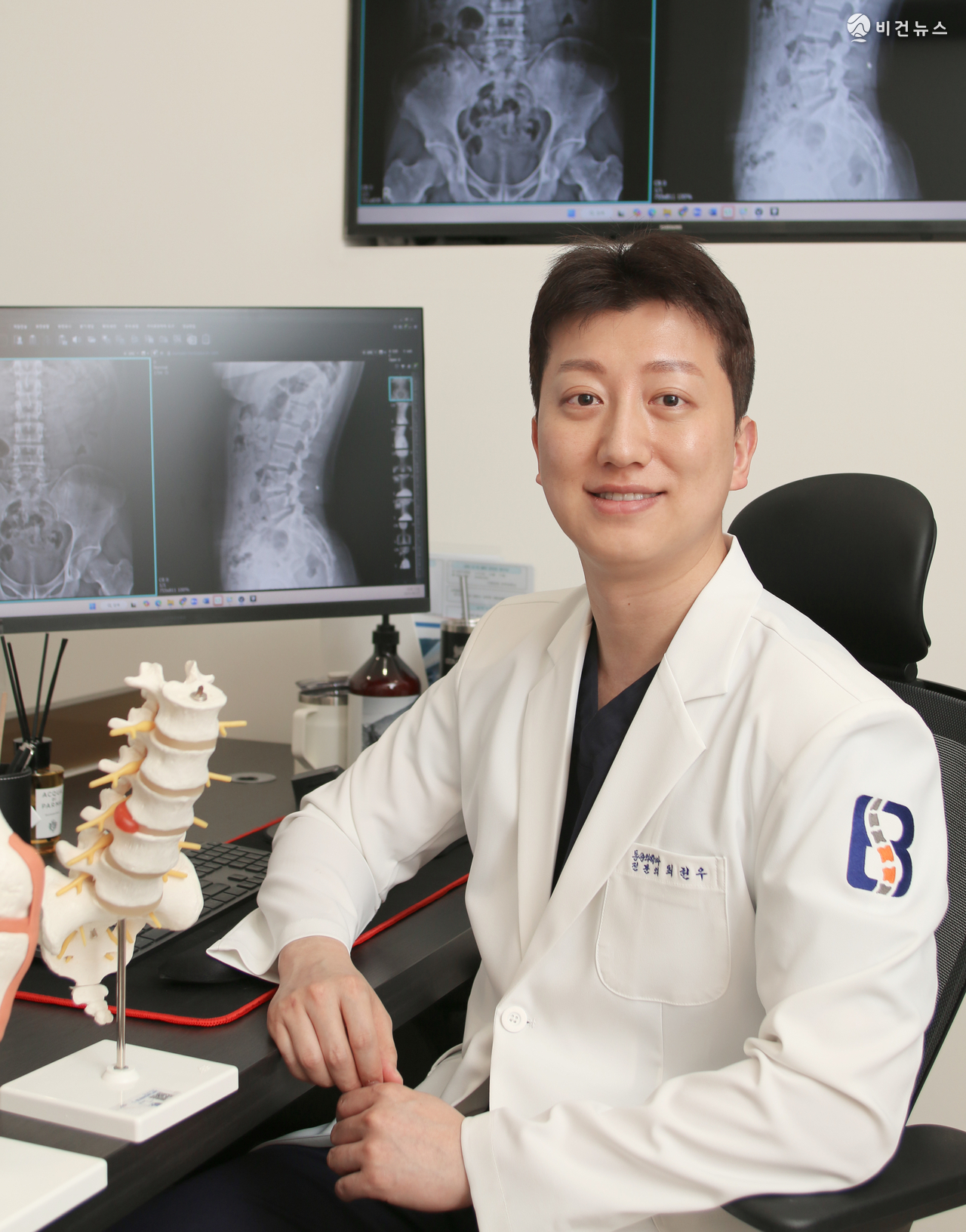 상동바른마취통증의학과 최헌우 대표원장은 순천향대학교 서울병원 마취통증의학과 전문의이자 순천향대학교 서울병원 외래교수로서 C-arm 유도하 척추신경차단술을 40,000례 이상 시행, 초음파 유도하 주사치료 40,000례 이상 시행 등 풍부한 주사 치료 경험을 갖고 있다. 