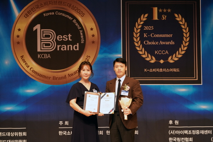 리꼬르소 김성진 대표(사진 우측)가 윤정연 한국소비자글로벌협의회 의장과 기념촬영하고 있다.