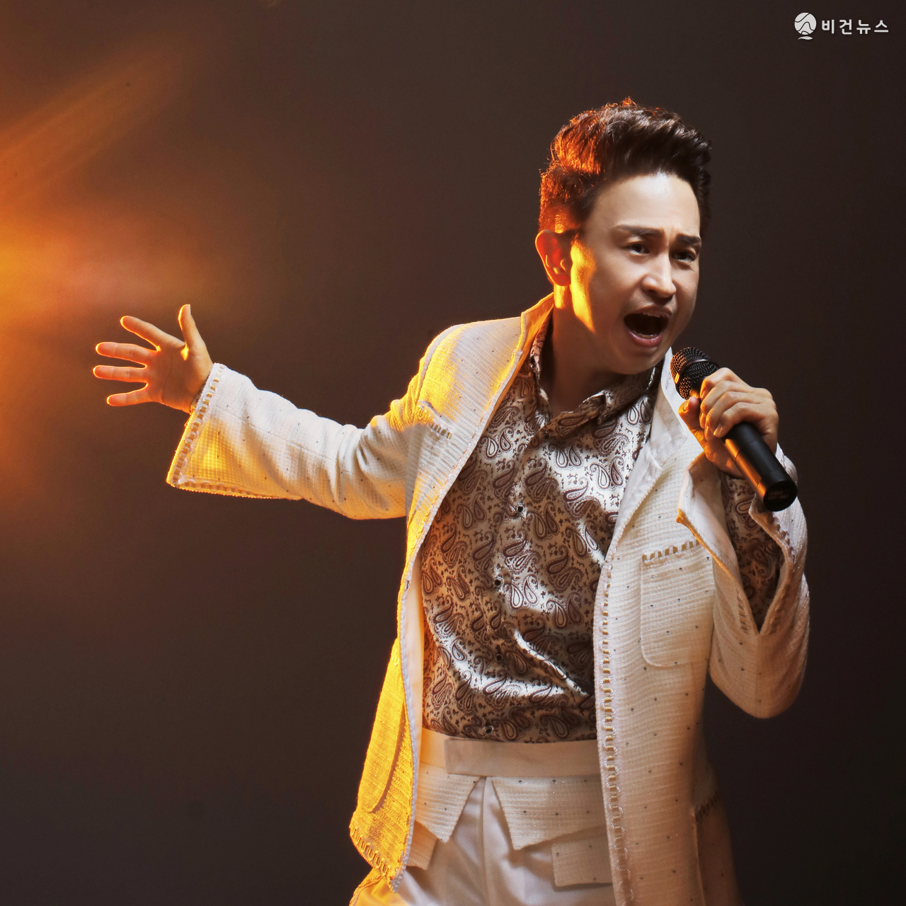 무대에서 열창하는 트로트 가수 조원석. (사진=비건뉴스 DB)