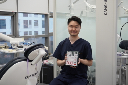 강일동녘치과의원 김동녘 원장이 최근 병원 진료실에서 구강케어 브랜드 지그비(ZIGBEE)와 공동 개발한 치약 제품을 소개하고 있다. (사진=지그비 제공)