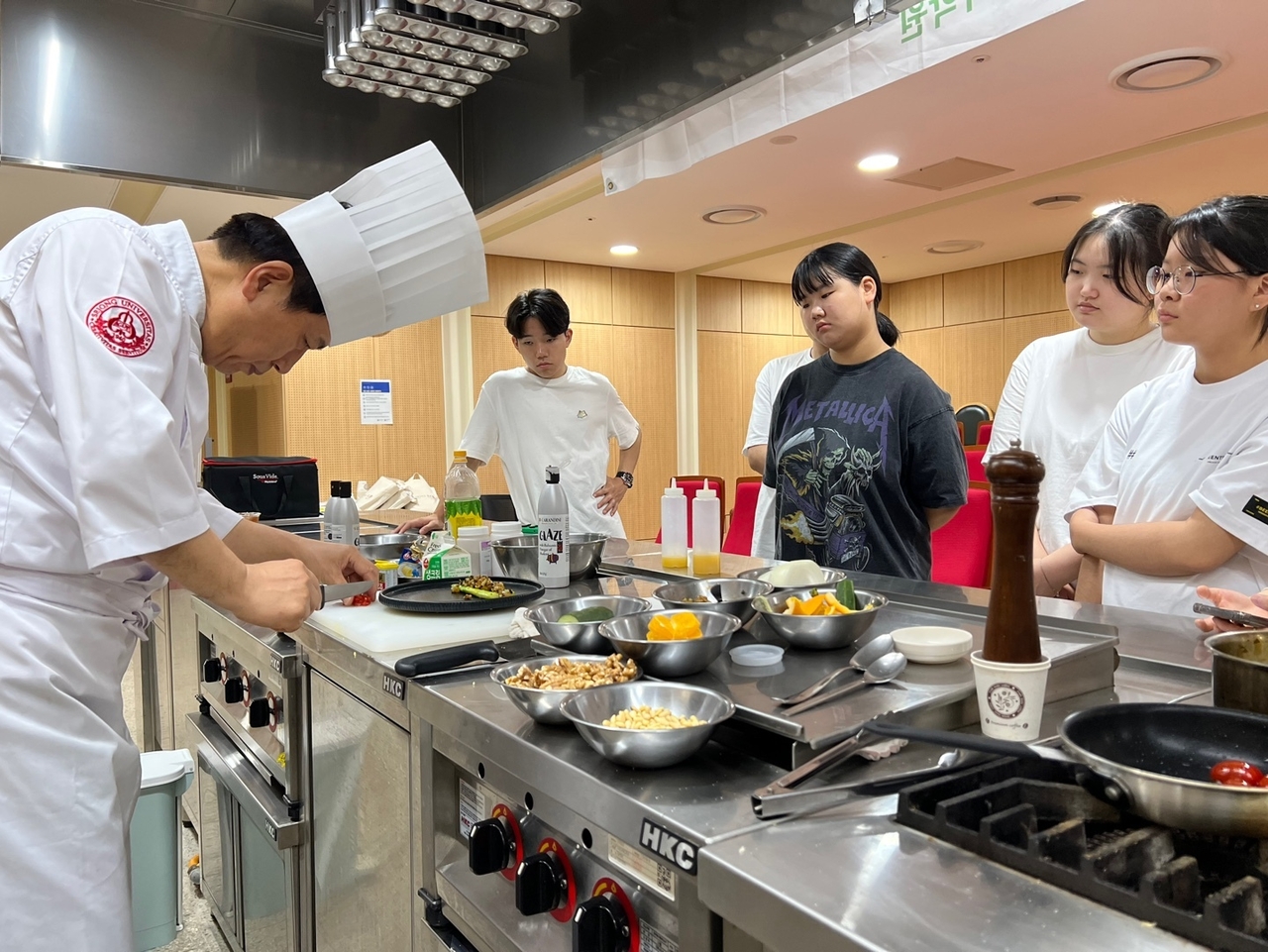 조리 실습 수업에서 학생들이 강사의 시연 과정을 지켜보고 있다. (사진=시사쿡 요리아카데미 제공)