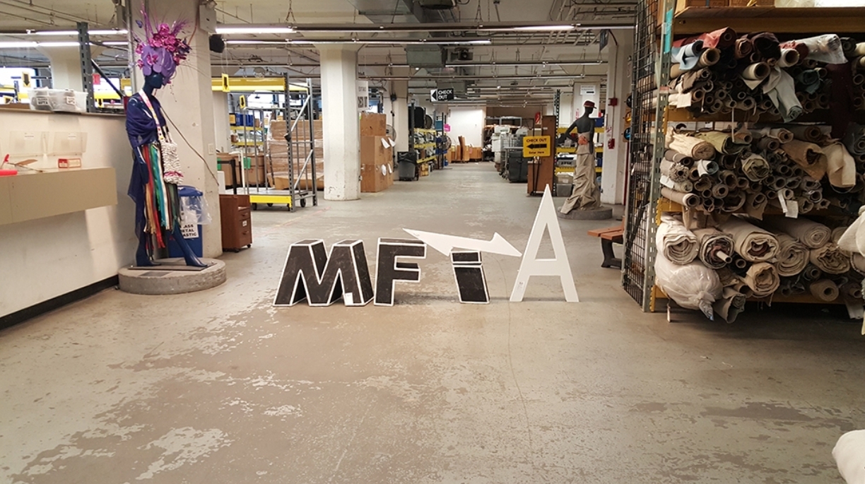 뉴욕시 퀸즈 롱아일랜드시에 위치한 MFTA 창고 전경. 공연·방송에서 사용된 의상과 소품이 이곳에서 정리돼 교육기관과 단체에 재배포된다. (사진=오픈하우스뉴욕 제공)